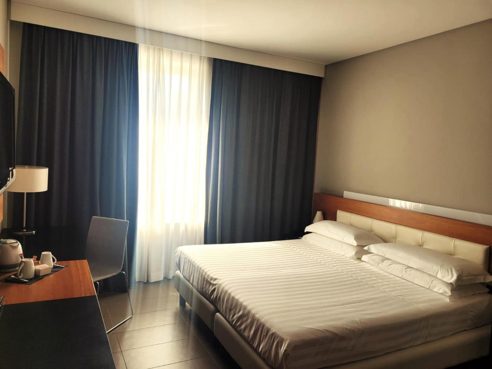 Cosmopolitan Hotel Чивитанова-Марке Экстерьер фото